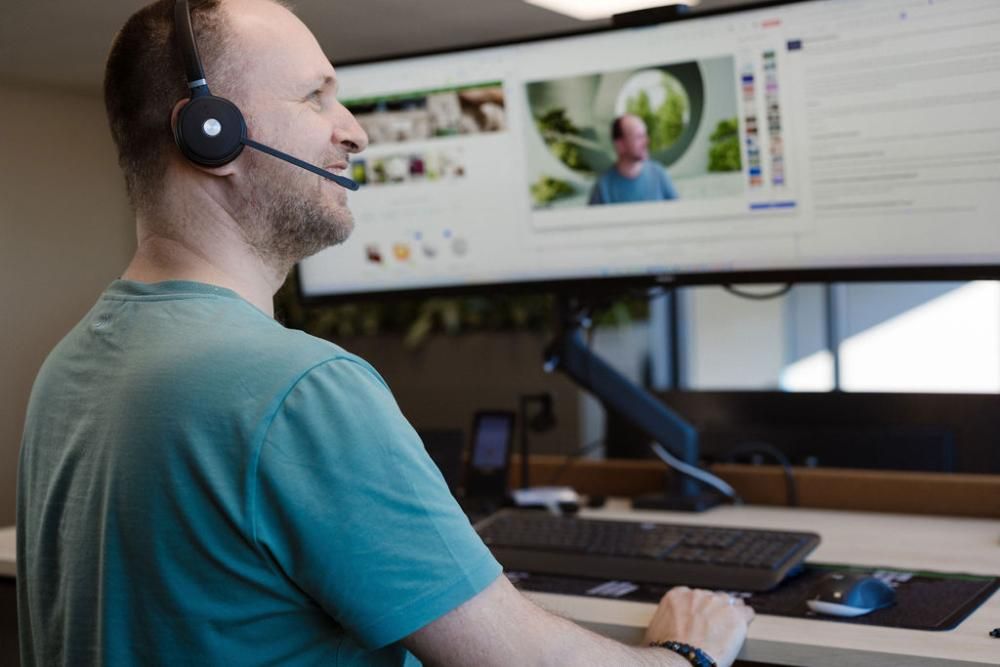 Colaborador do servi&ccedil;o ao cliente da VehGro ajuda clientes B2B no escrit&oacute;rio em Oldenzaal